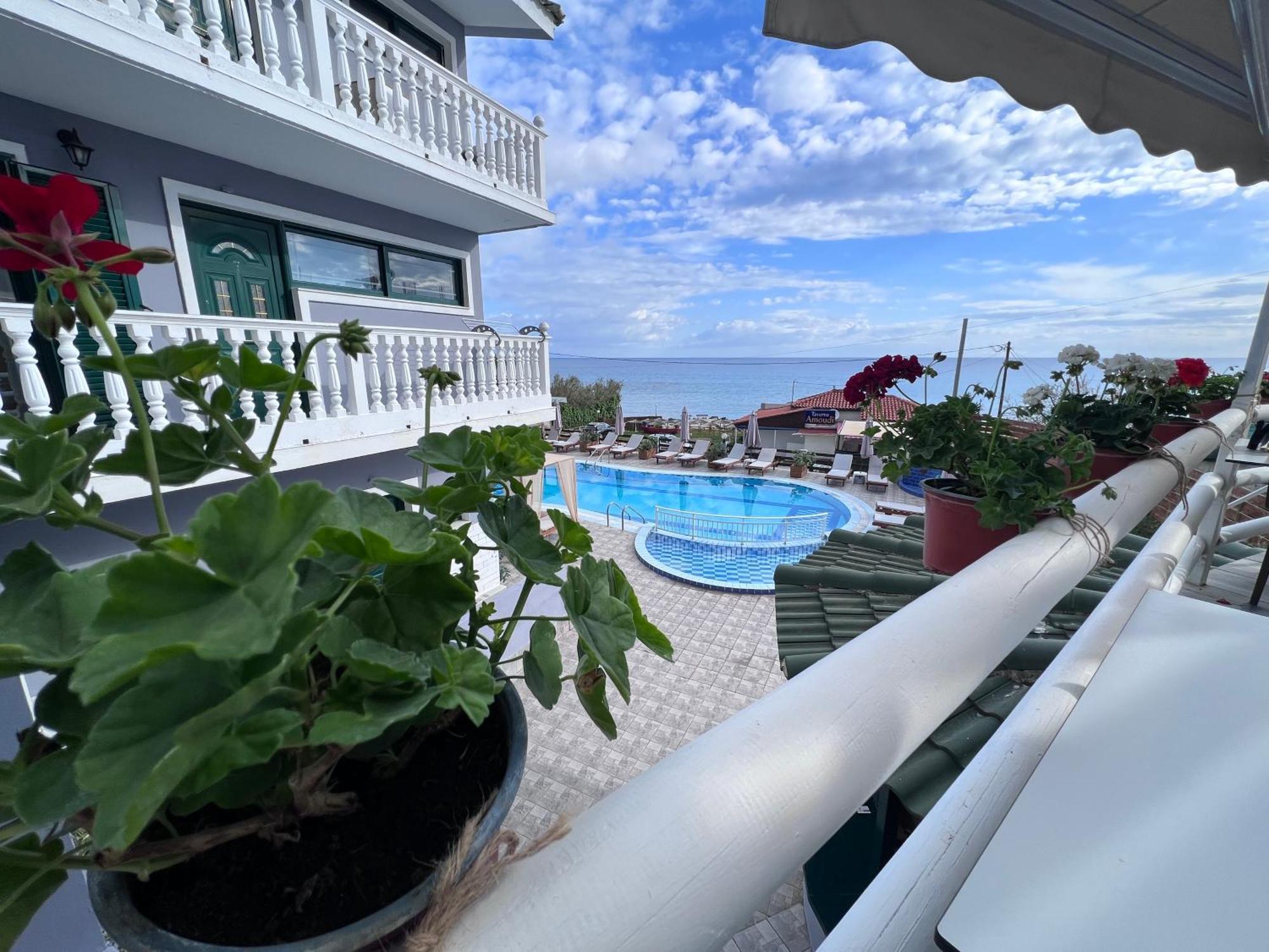 Amarylis Beachfront Studios Amoudi Bagian luar foto