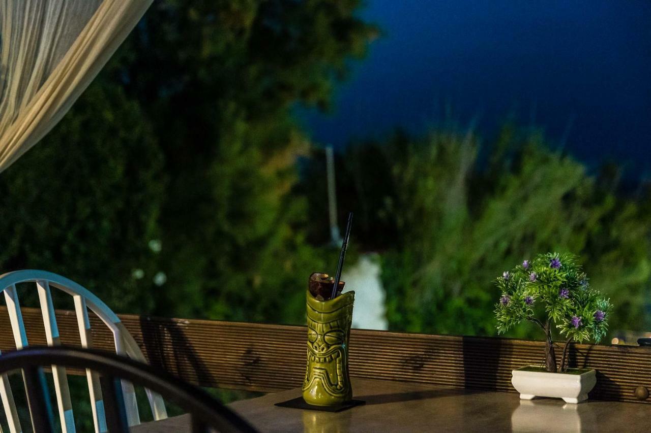 Amarylis Beachfront Studios Amoudi Bagian luar foto